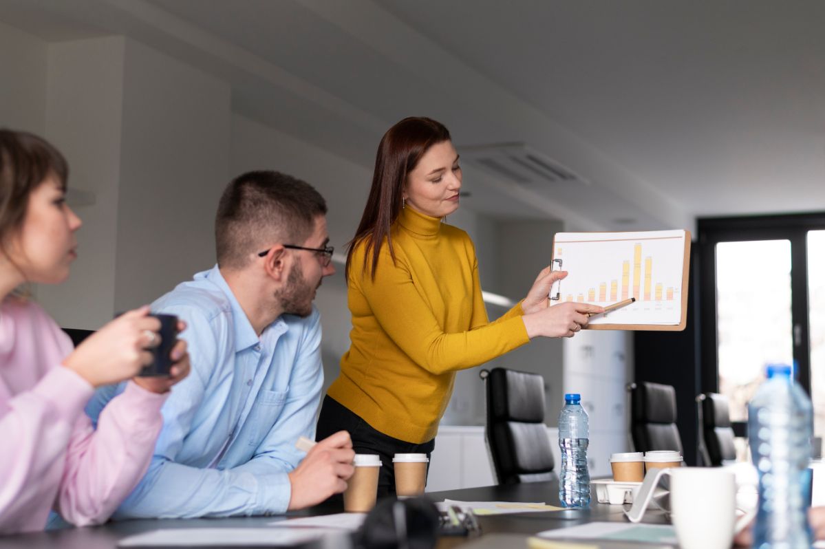 consultora de marketing apresentando resultados