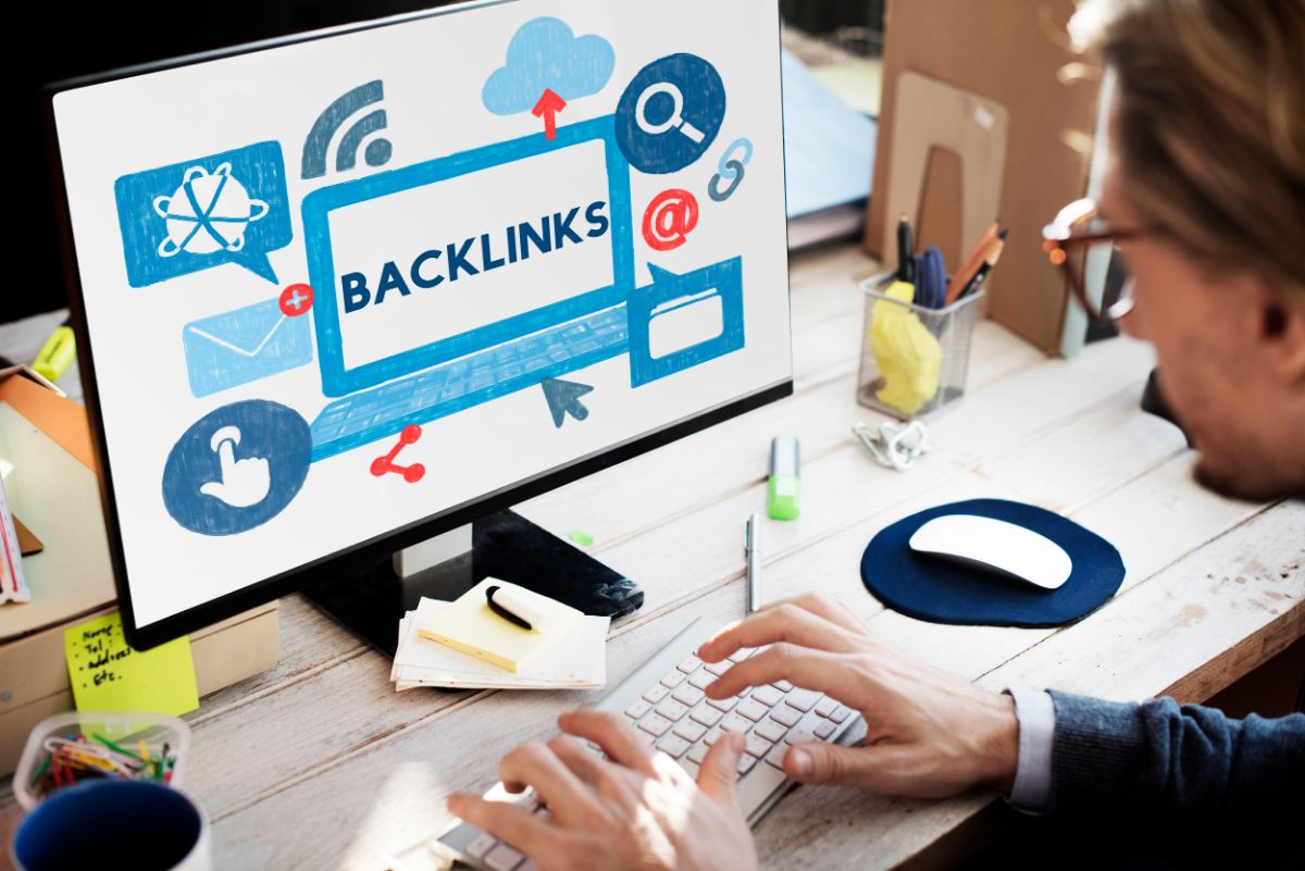 homem buscando por backlinks de qualidade